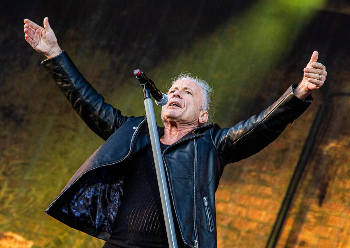 Bruce Dickinson Live Photo