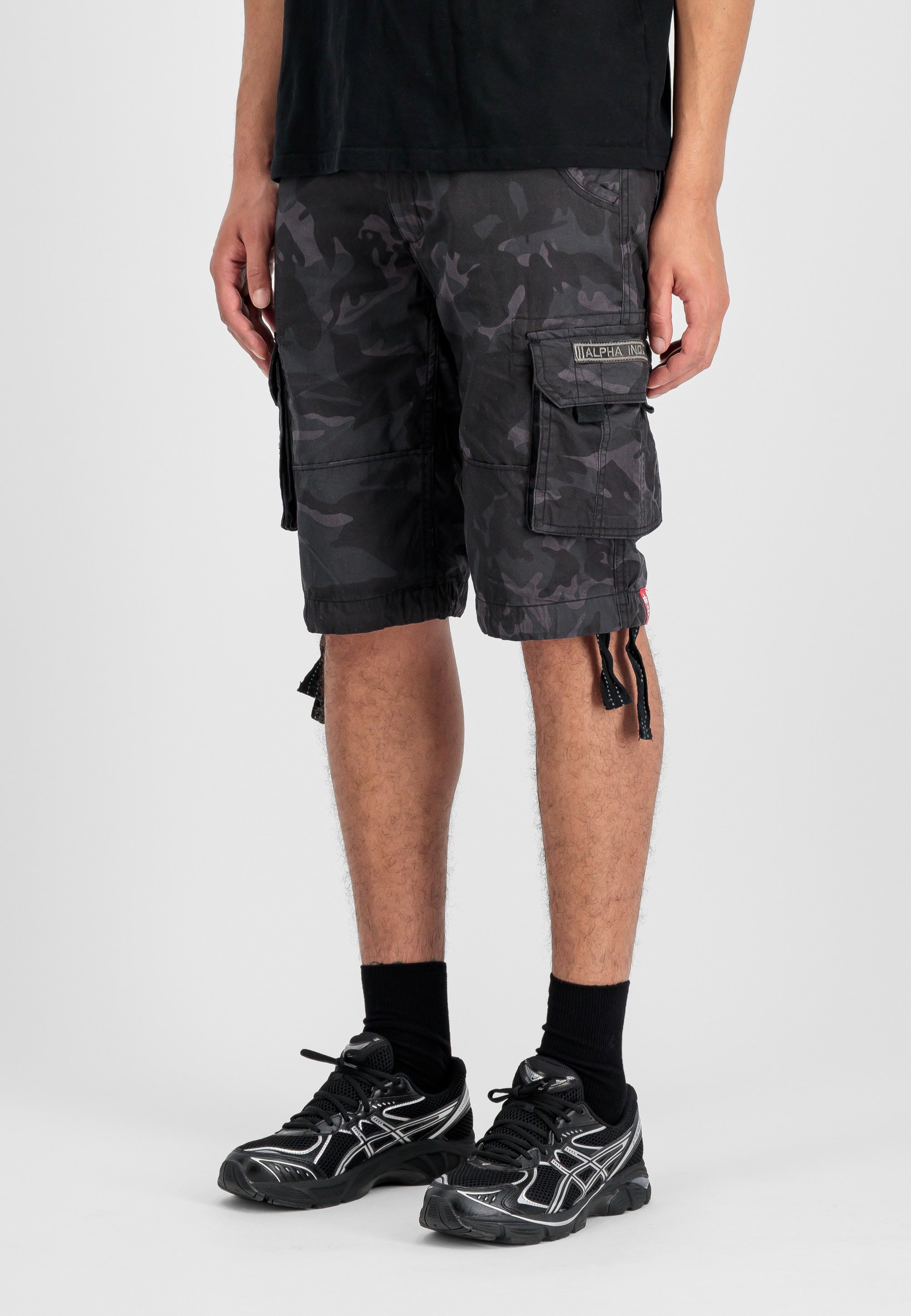 Alpha Industries Logo-embroidered Cargo Shorts In Green