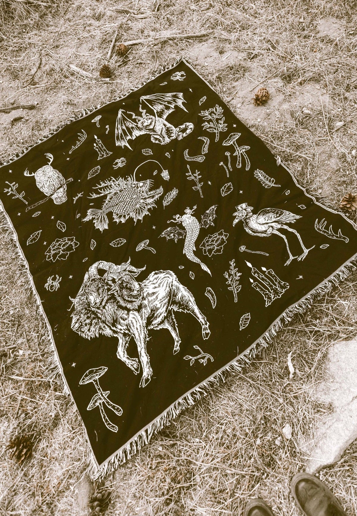 Lively Ghosts The 'Creatures' Black Tapete