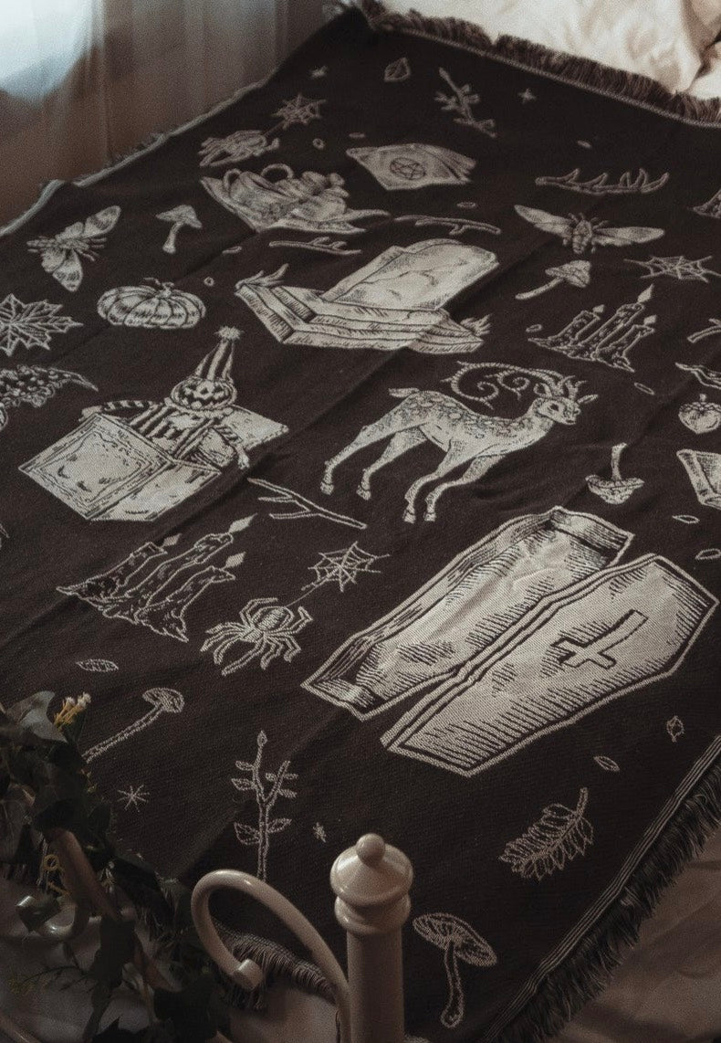 Lively Ghosts The 'Cottage Witch' Black Wandteppich