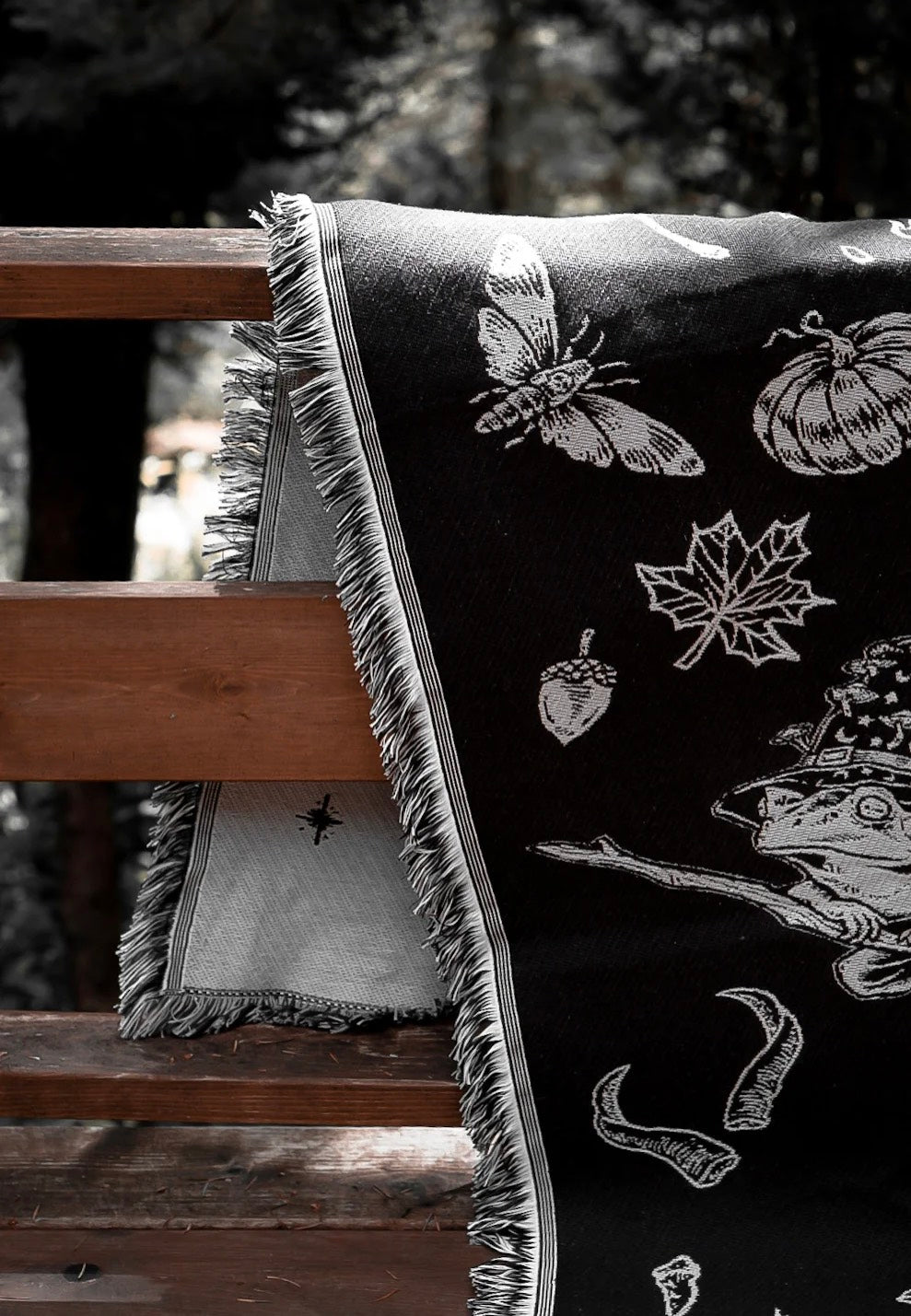 Lively Ghosts The 'Cottage Witch' Black Wandteppich