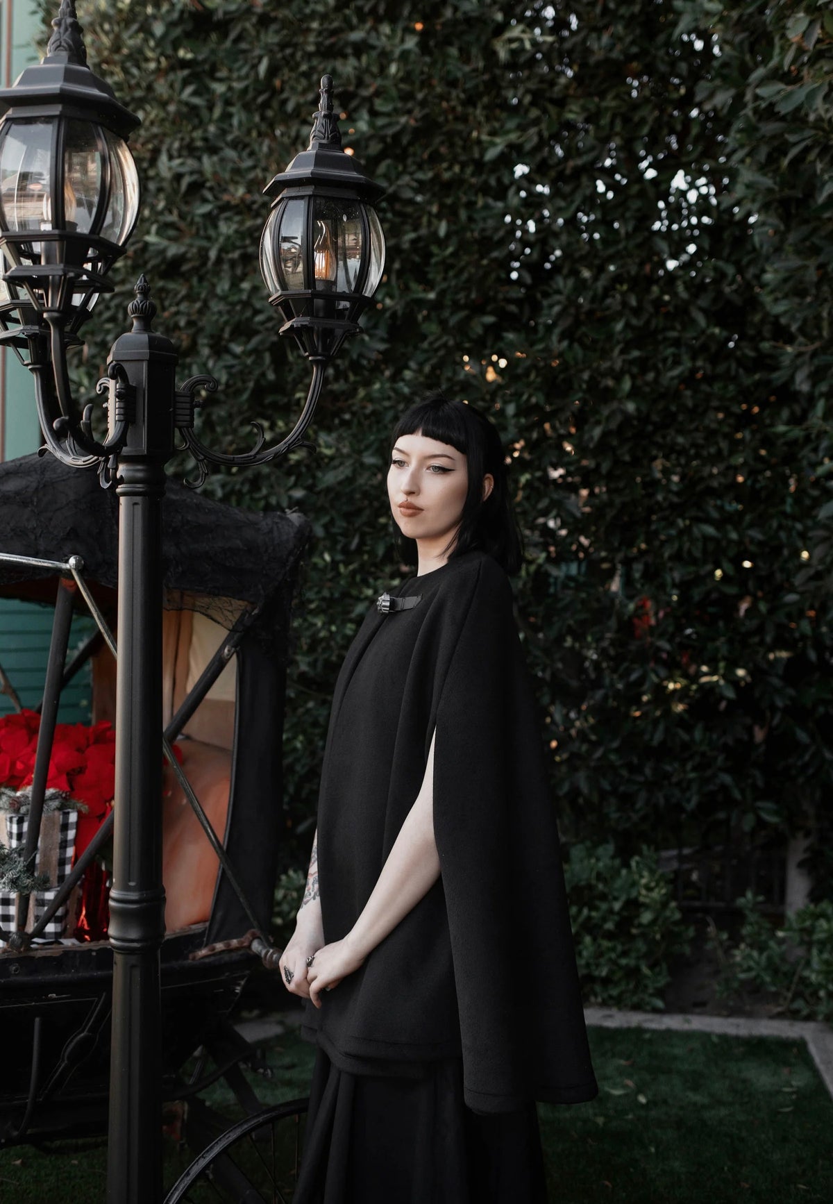 Lively Ghosts Seance Cape Black Chaqueta