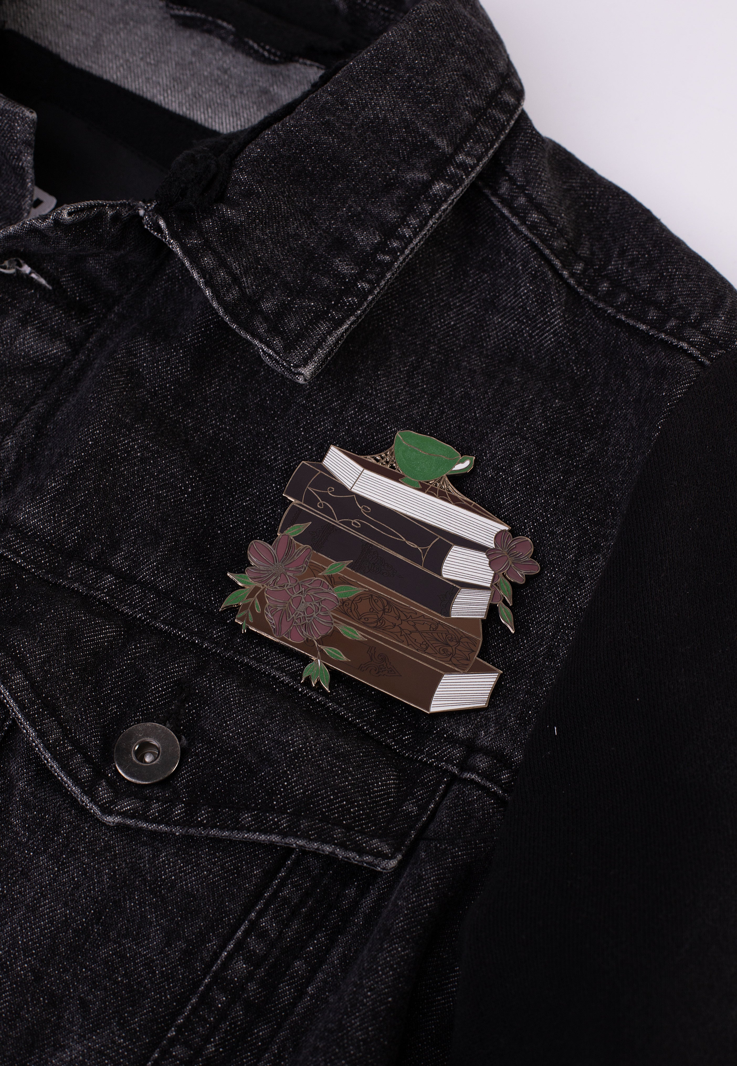 Lively Ghosts - Dark Academia - Pin | Neutral-Image
