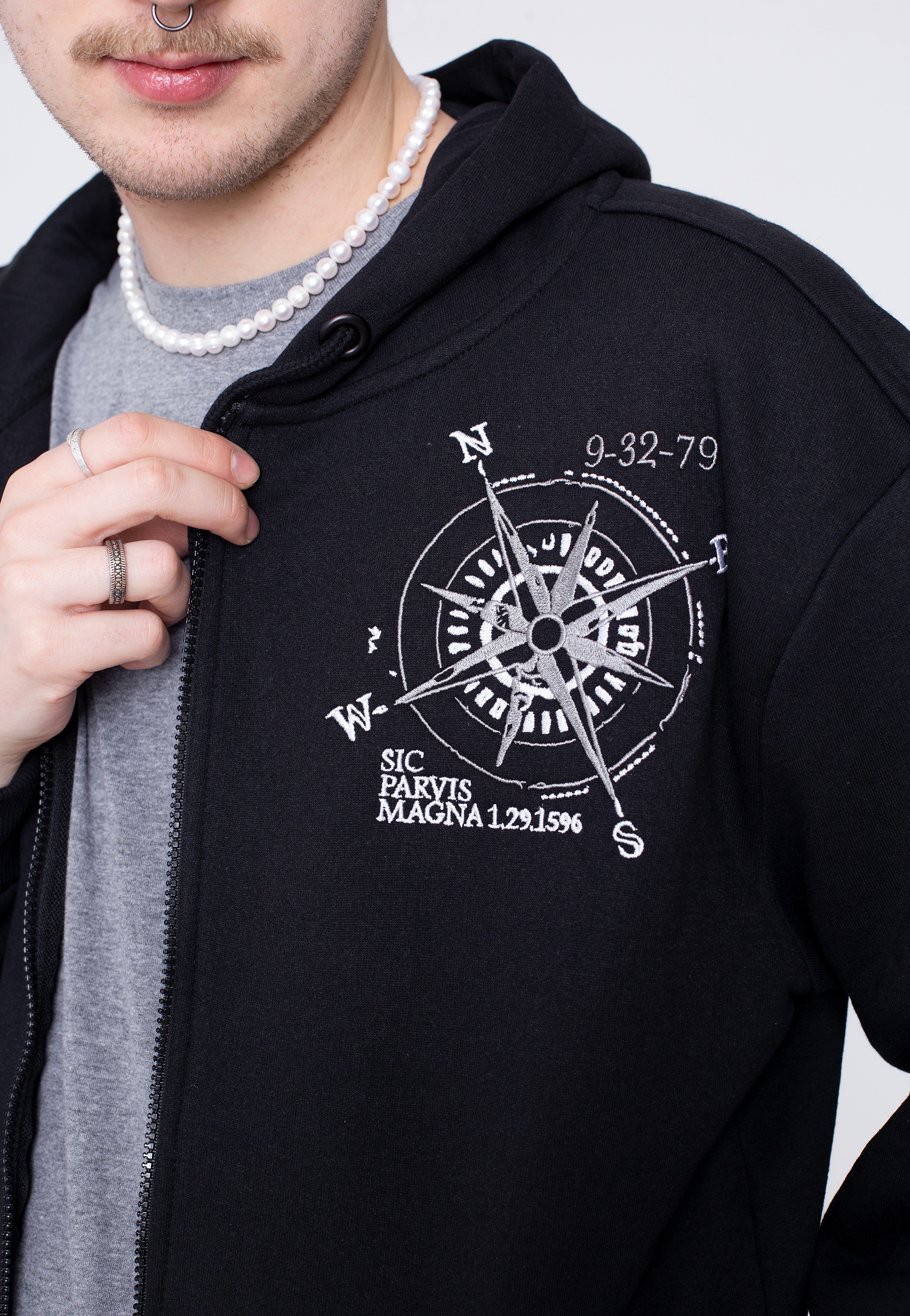 Uncharted - Compass - Zipper | Men-Image