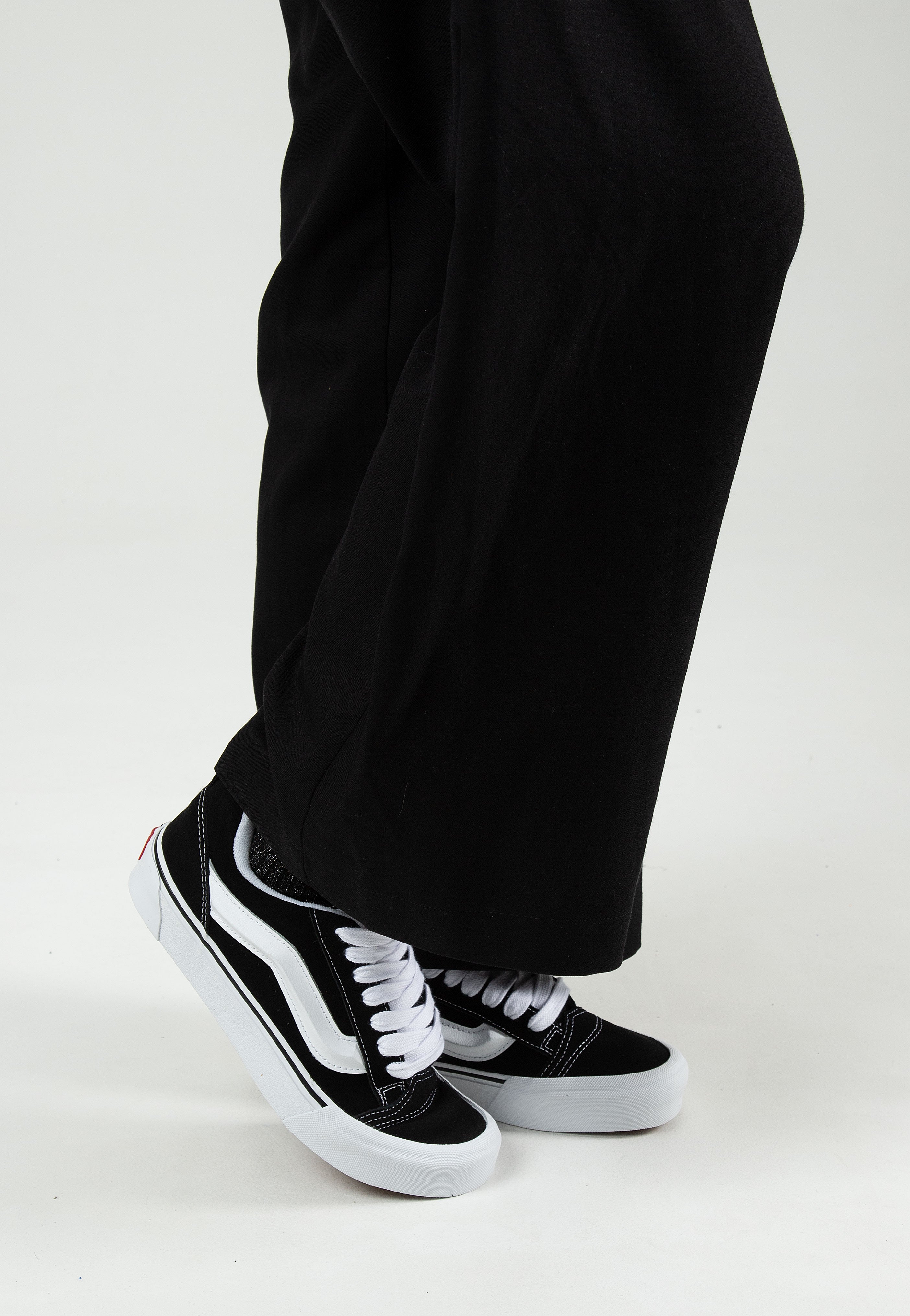 Vans - Knu Skool Black/True White - Shoes | Neutral-Image