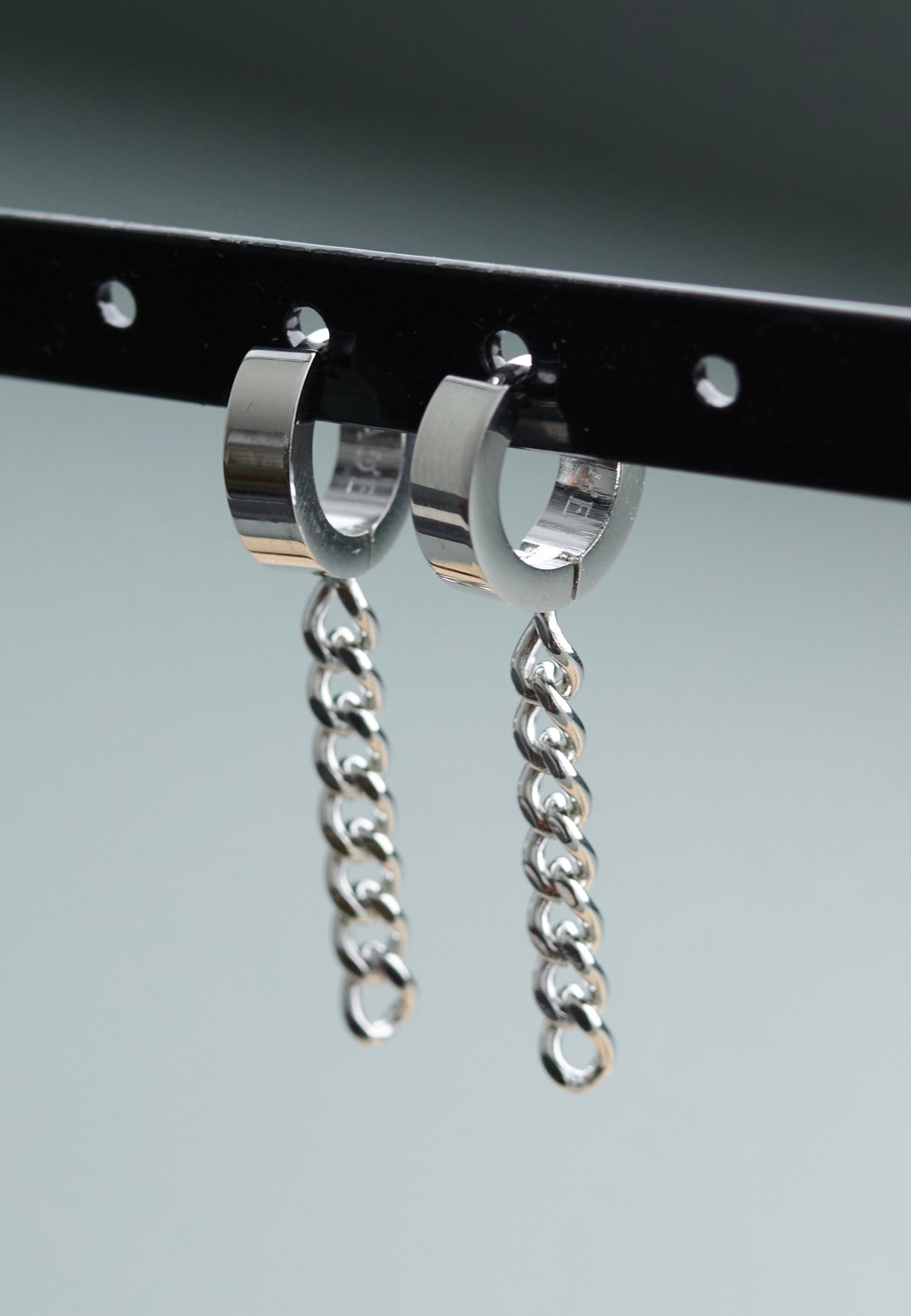 Ask & Embla - Axel Chain Huggie Silver - Earrings
