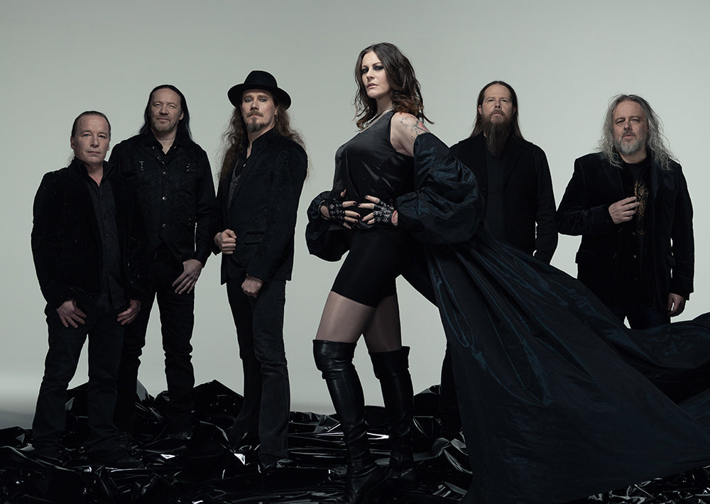 Foto promocional do Nightwish com Floor Jansen ao centro, época de Yesterwynde