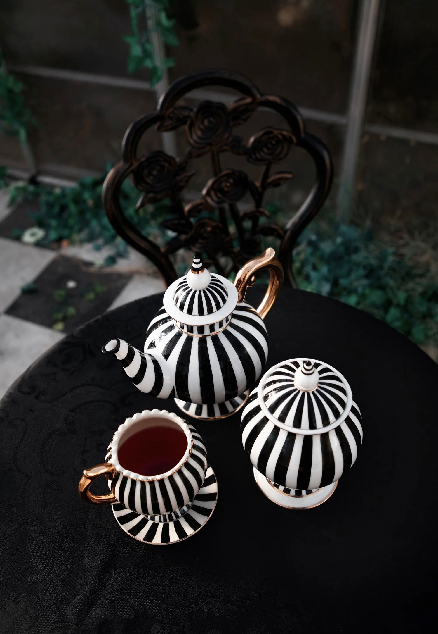 Lively Ghosts - Grim & Ghostly - Teapot | Neutral-Image