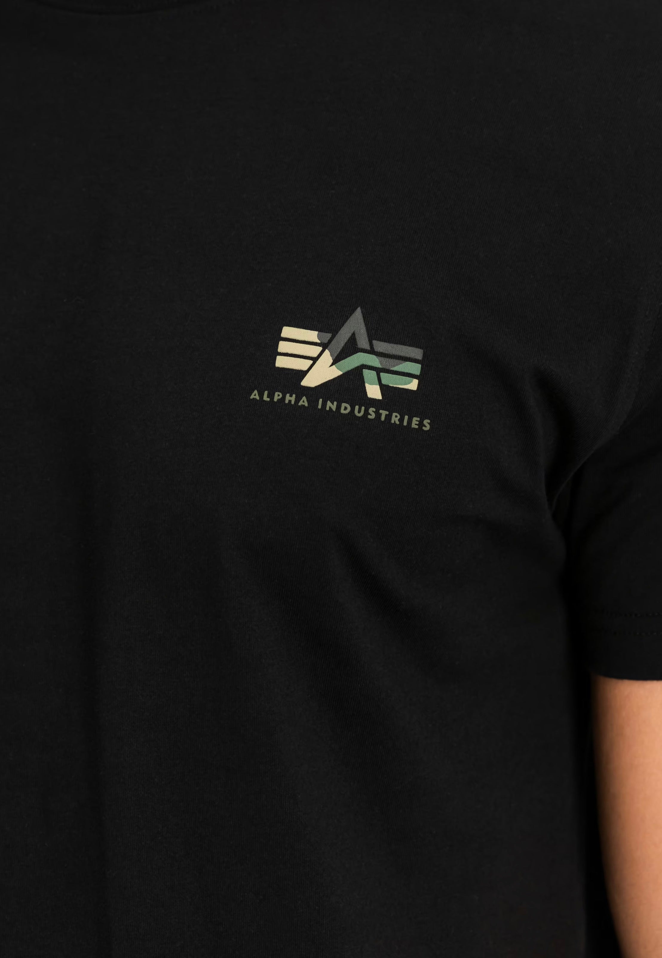 Alpha Industries - Camo Print Black - T-Shirt | Men-Image