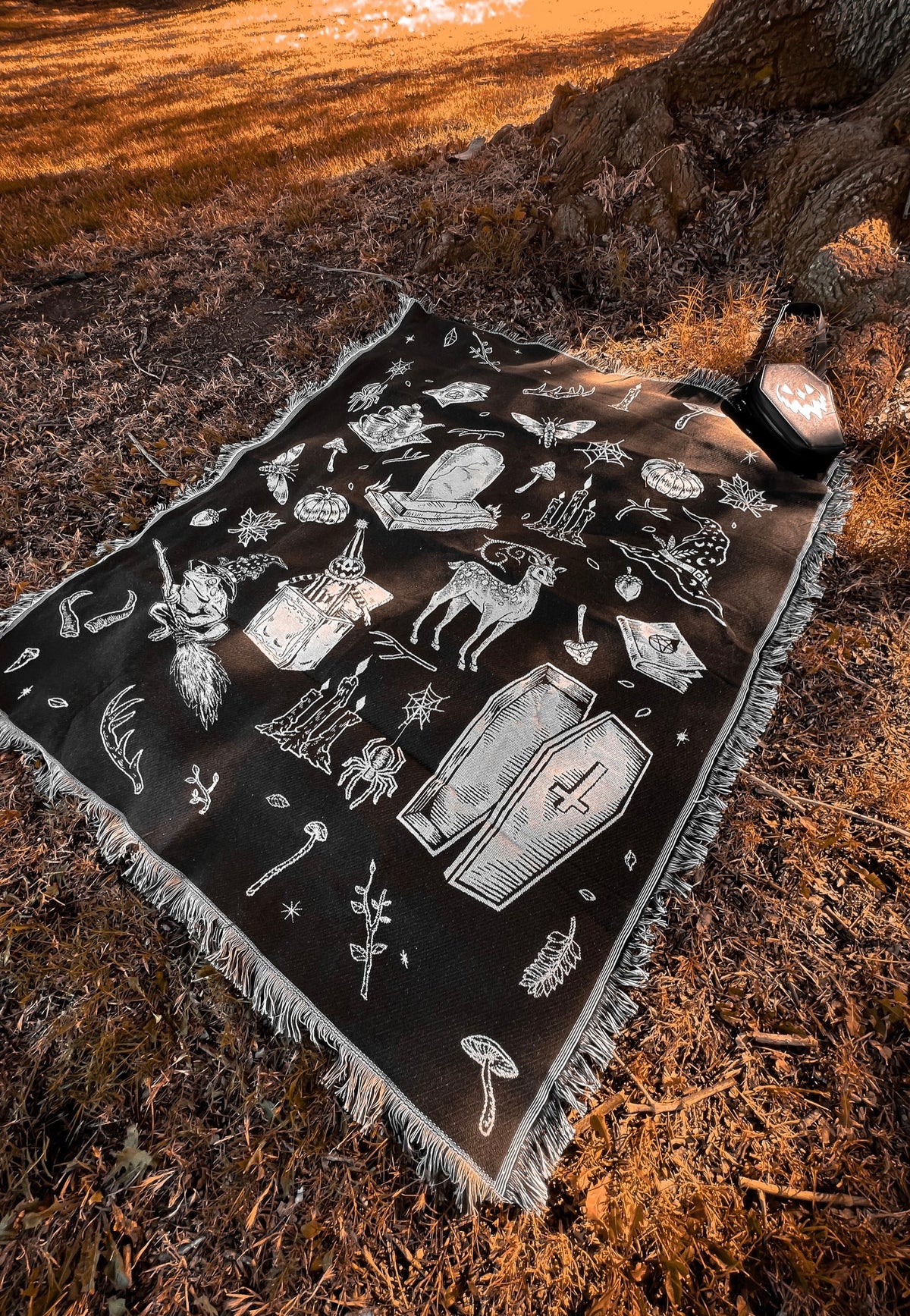 Lively Ghosts The 'Cottage Witch' Black Tapete