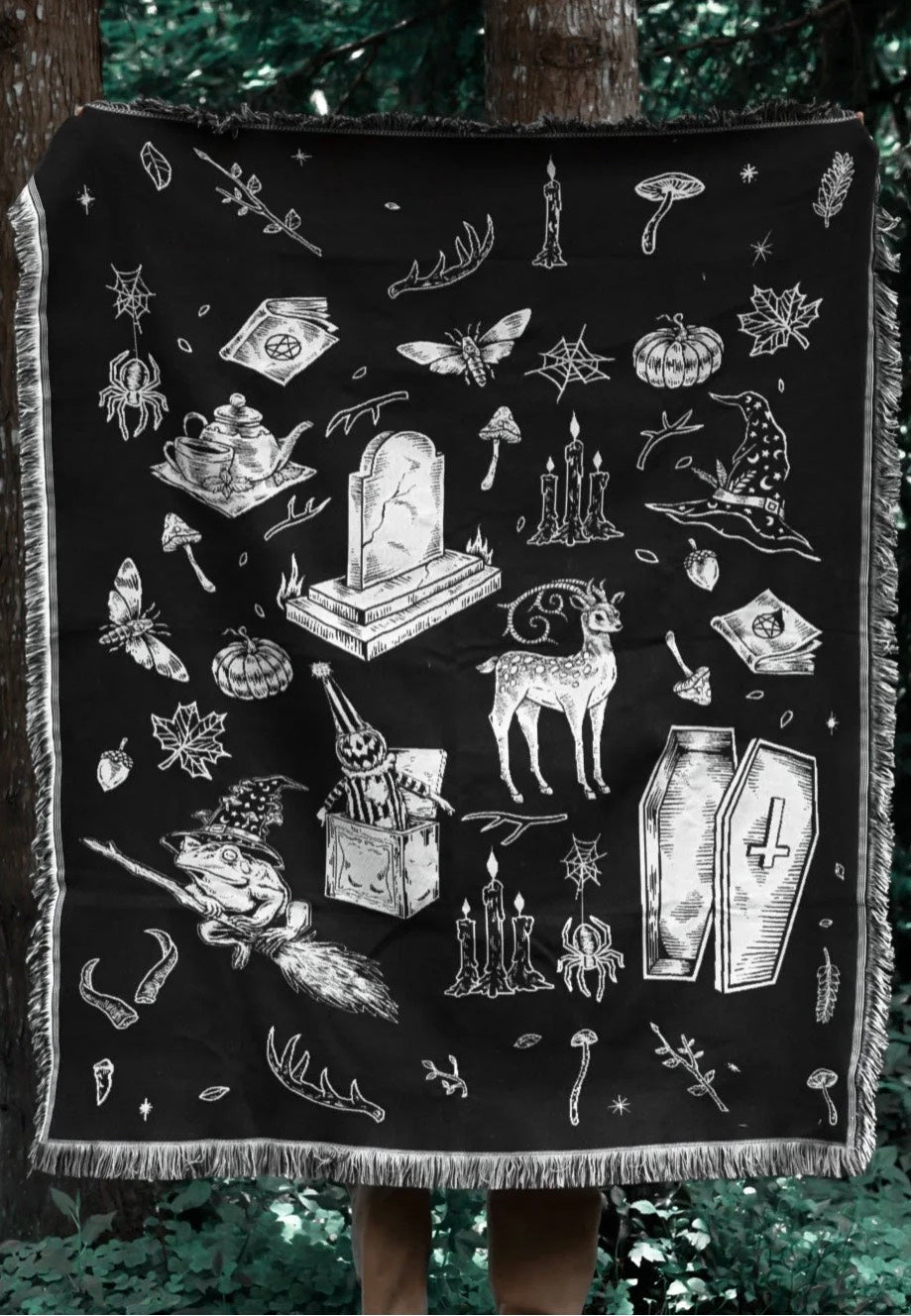 Lively Ghosts The 'Cottage Witch' Black Tapete
