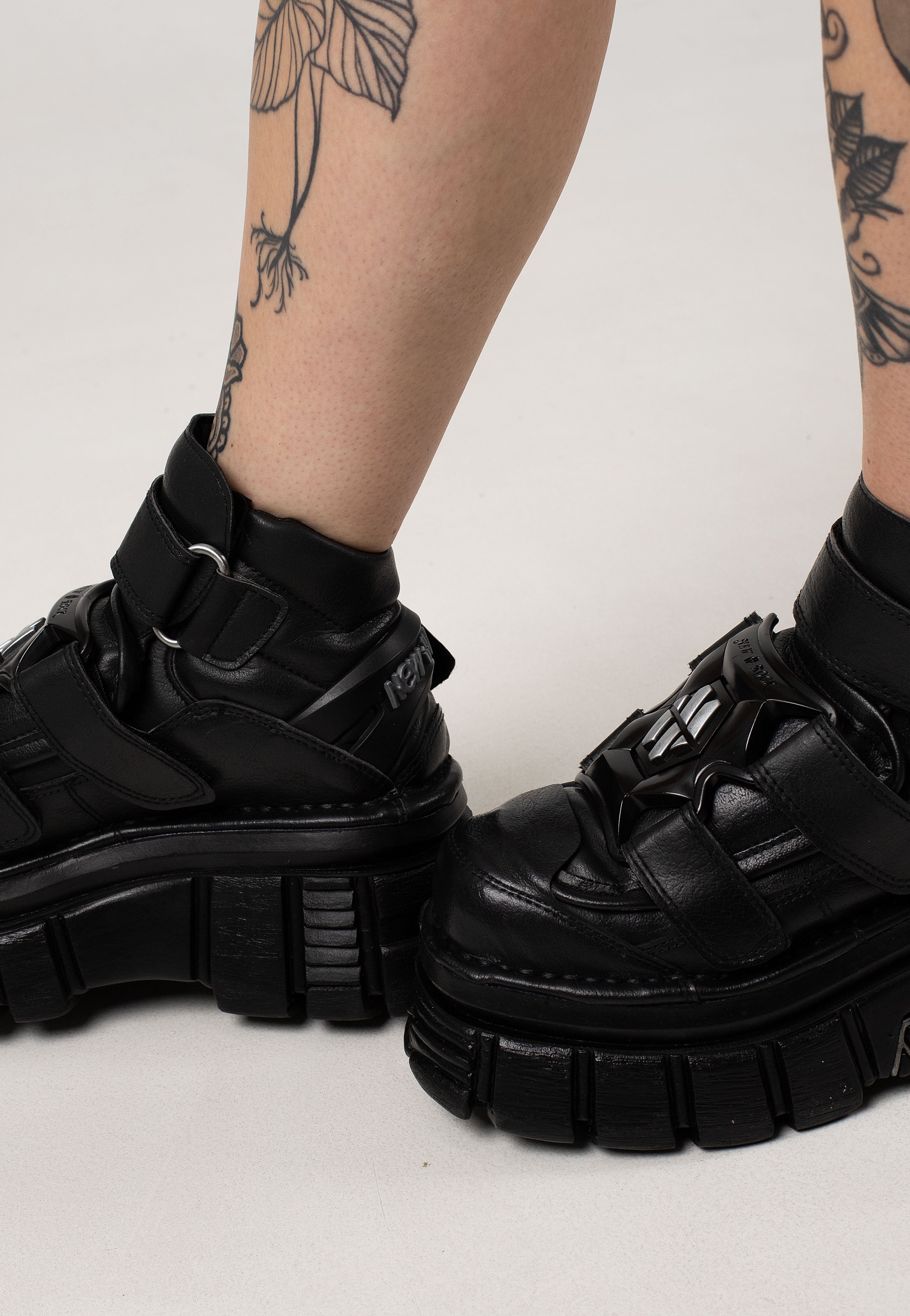 美品 NEW ROCK ANKLE BOOT LLIC 超厚底 黒 NEW ROCK Women's Gothic Black Saw-Tooth Platform Ankle Boots