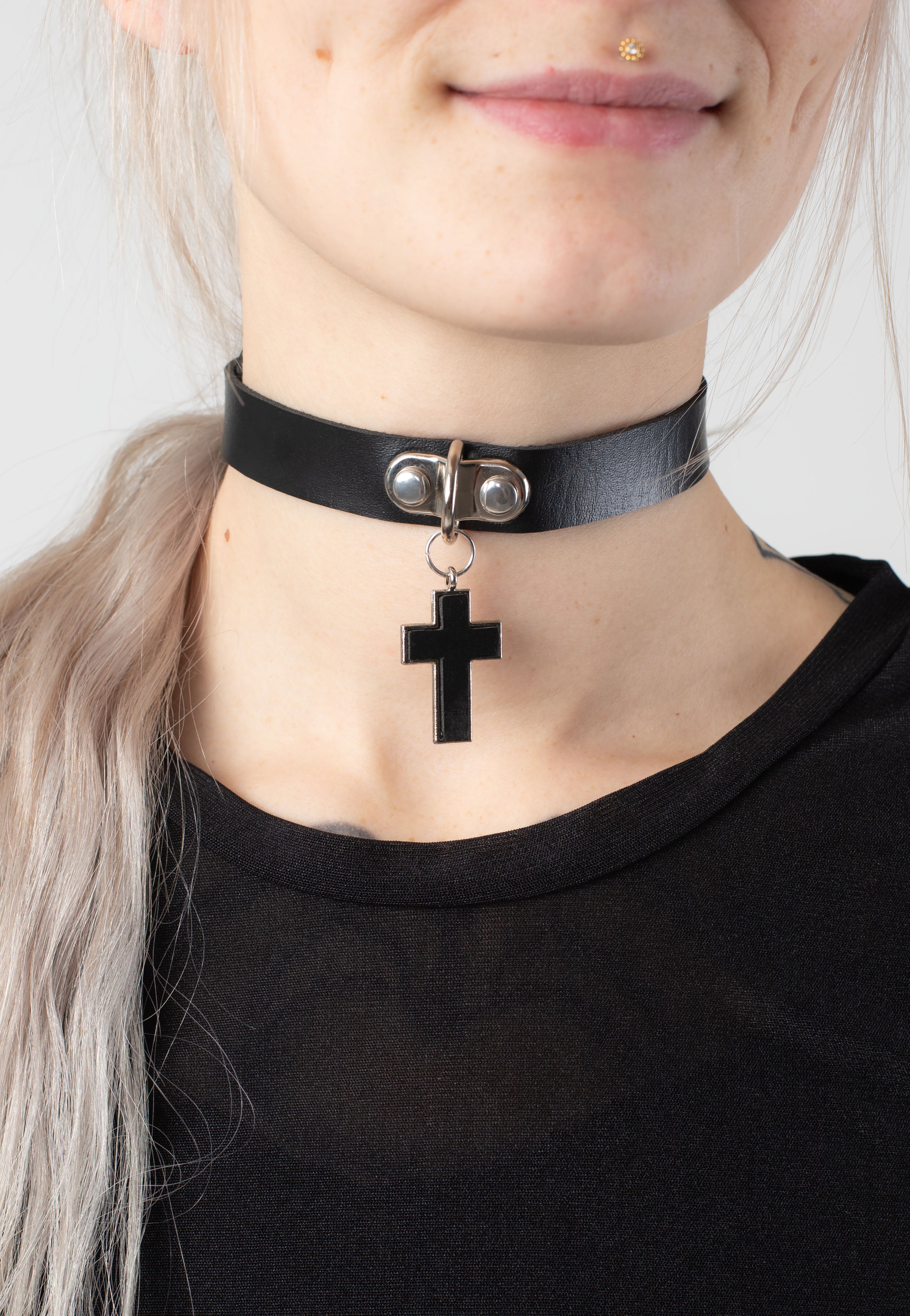 Bullet69 - Crucifix Pendant Neckband Black - Choker | Neutral-Image
