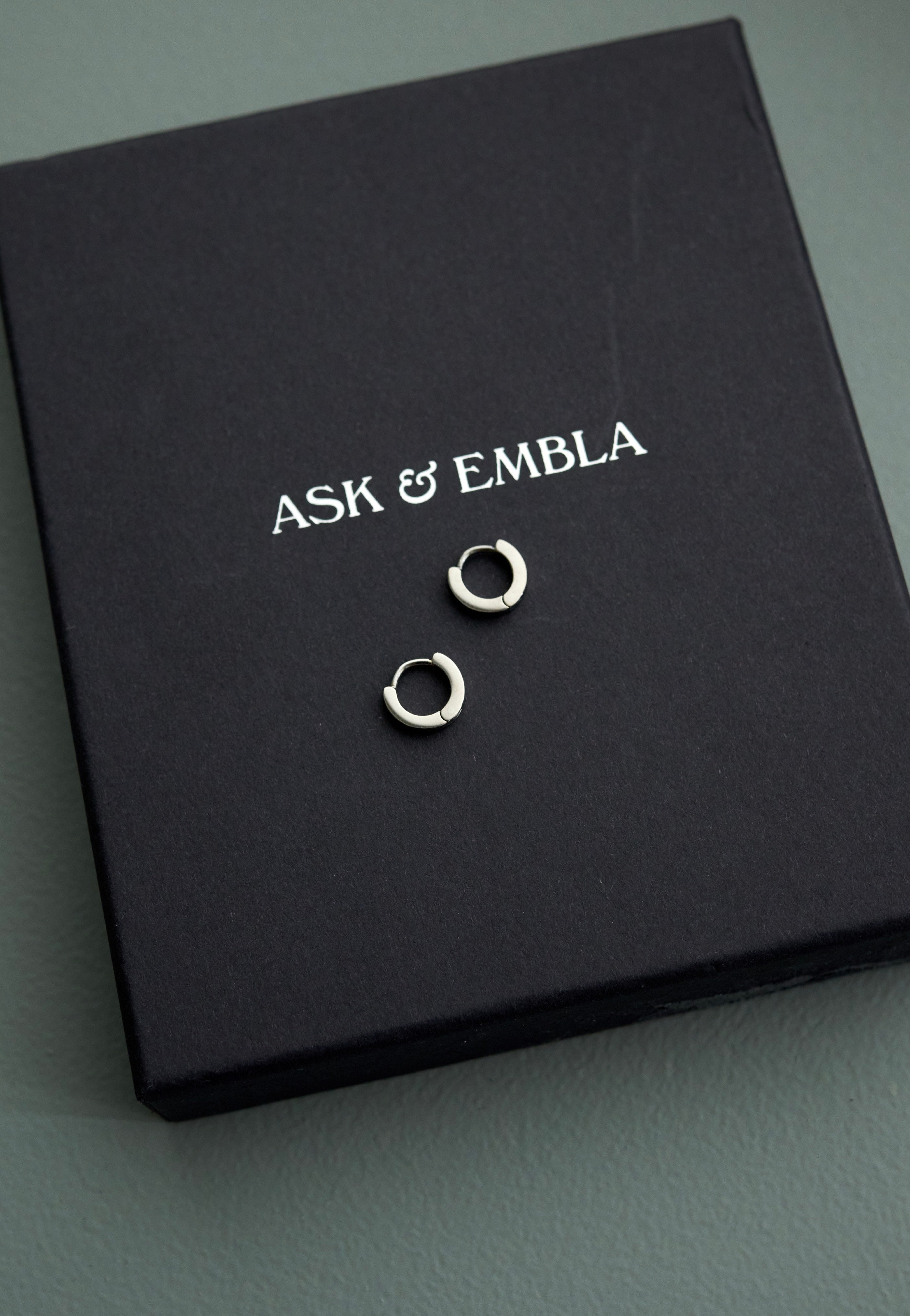 Ask & Embla - Classic Court Huggie Silver - Earrings