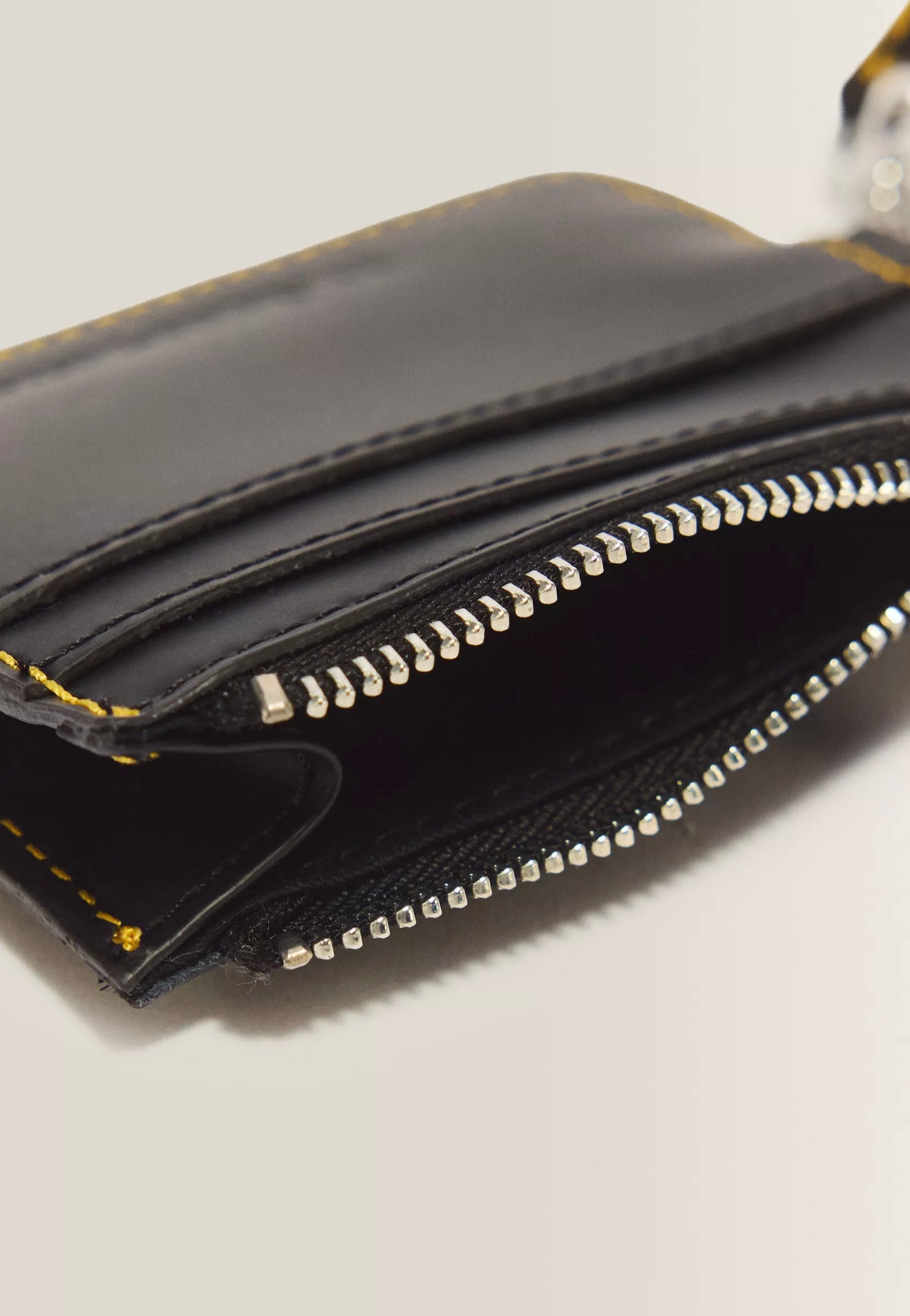 Dr. Martens - Card Holder Kiev Black - Wallet | Neutral-Image
