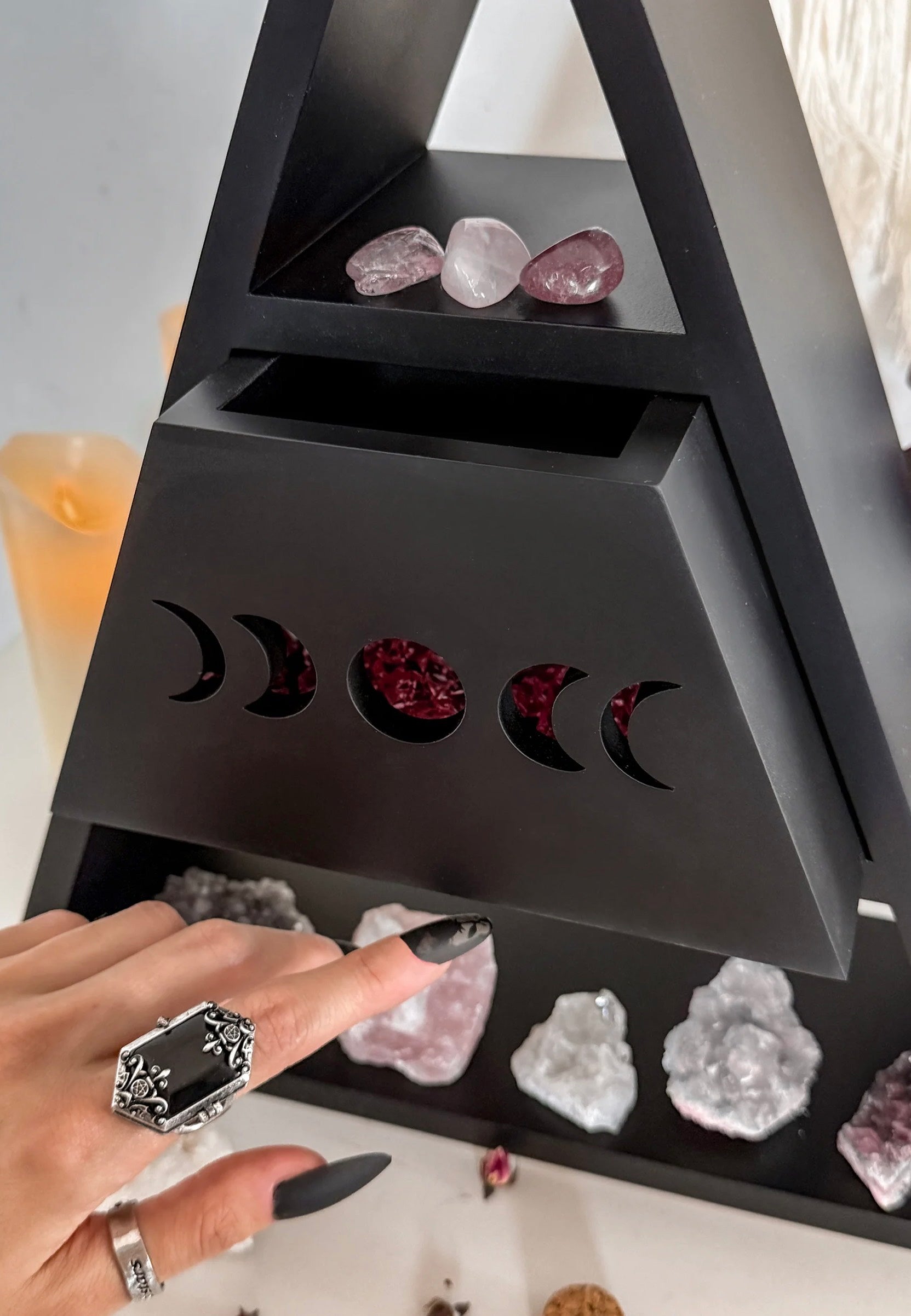 Killstar - Pyramid - Shelf | Neutral-Image