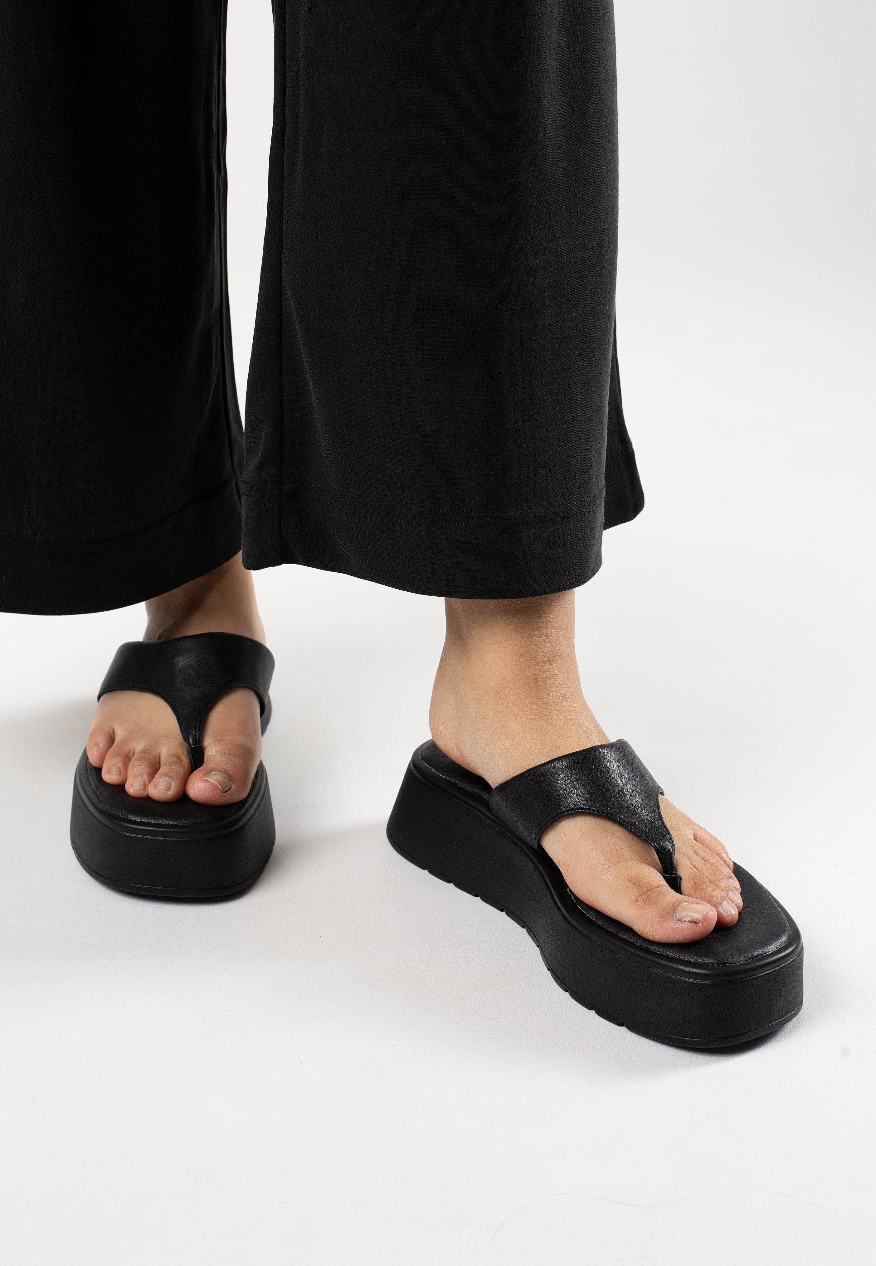 Koi Footwear - Alora Chunky Black Thong Black - Girl Sandals