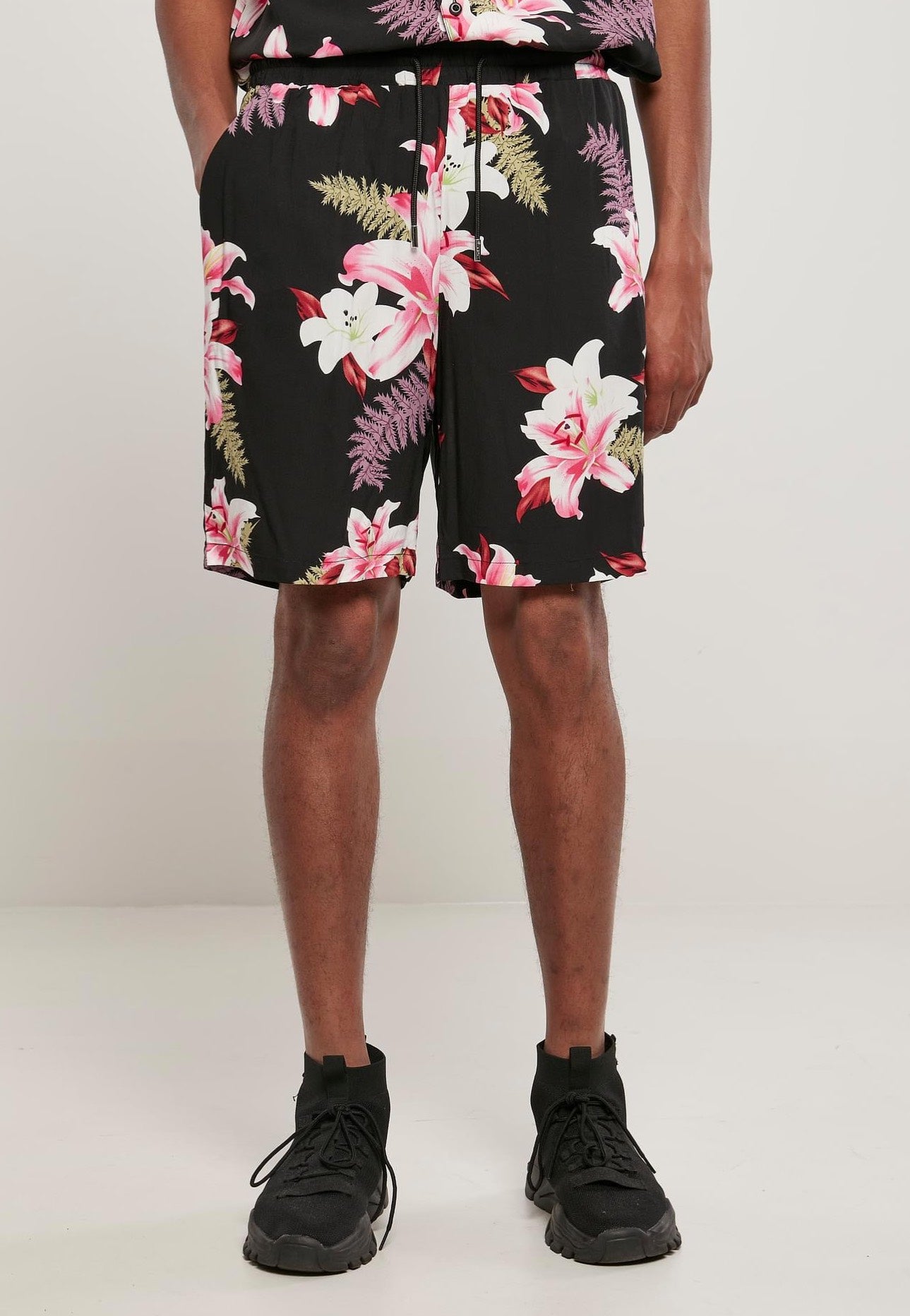 Urban Classics - Viscose AOP Resort Darkjungle - Shorts